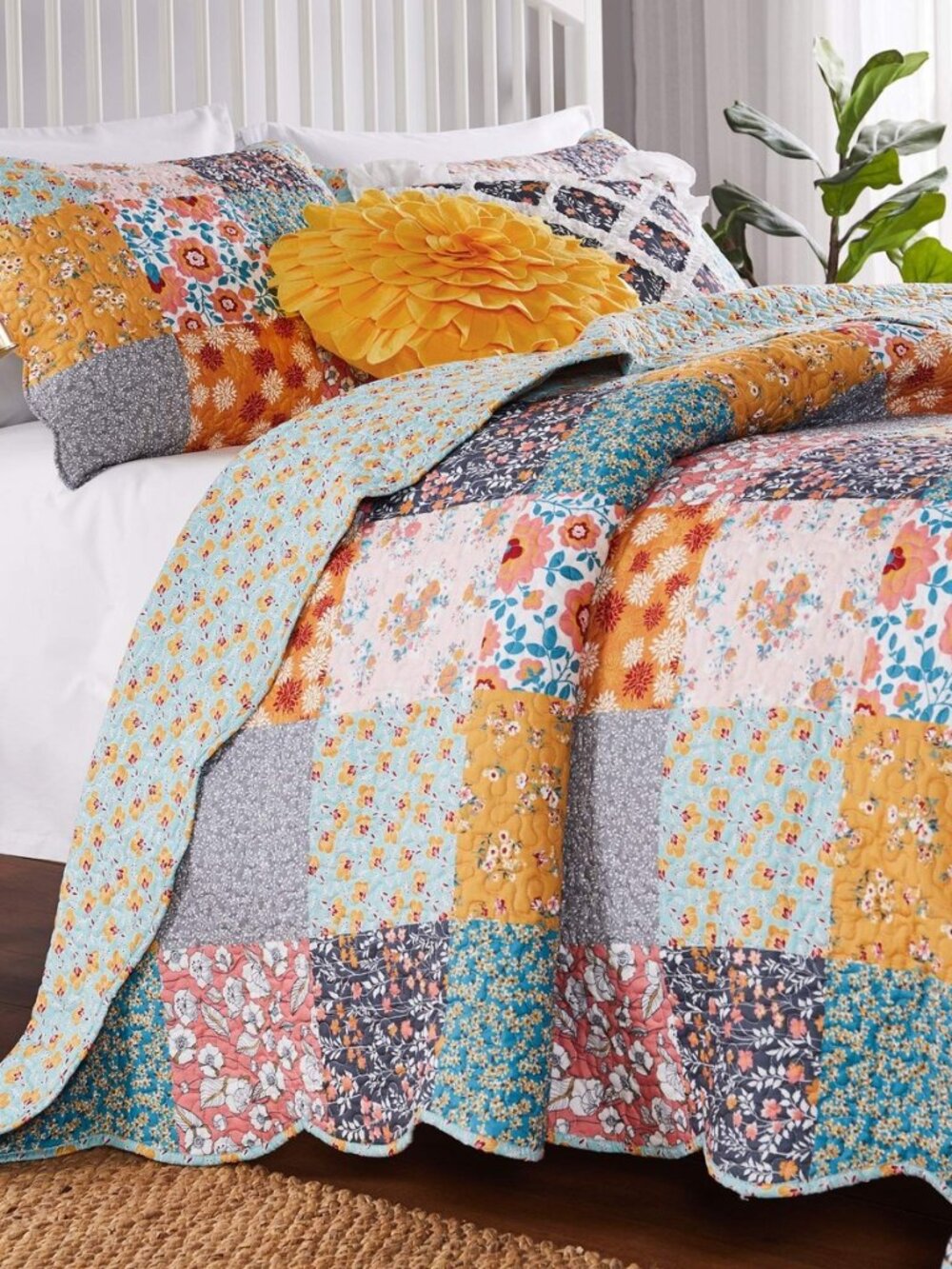 Greenland Home Carlie Modern Floral Reversible Quilt Set, 3-Piece Full/Queen